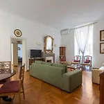 Giulia Luxury Two Bedroom شقة
