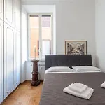 Giulia Luxury Two Bedroom شقة *