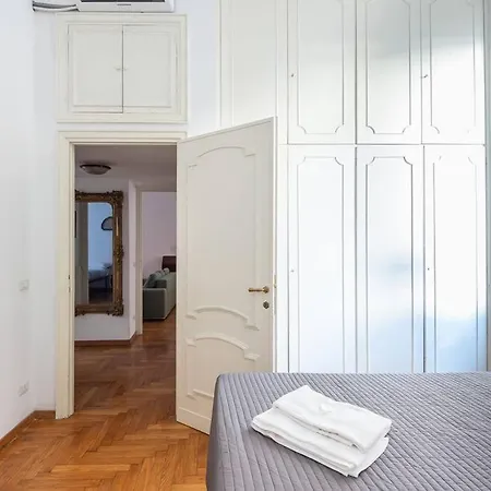 Giulia Luxury Two Bedroom Apartament *